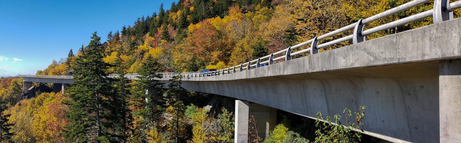 Linn Cove Viaduct Visitor Center (Milepost 304) photo 2