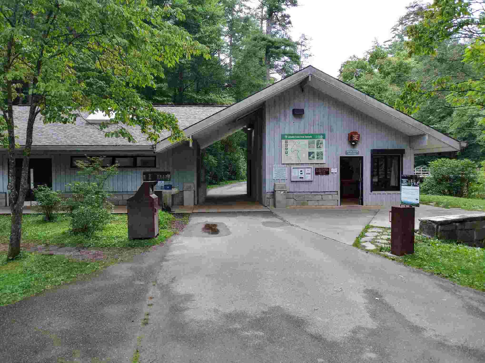 Linville Falls Visitor Center (Milepost 316) photo 2