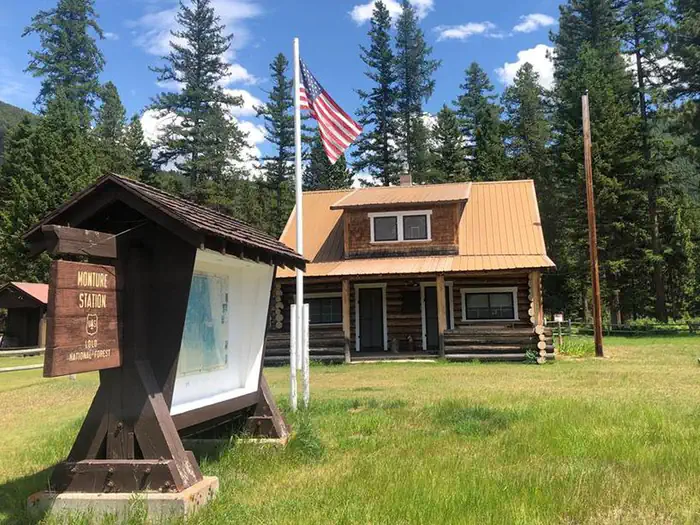 MONTURE GUARD STATION CABIN photo 2