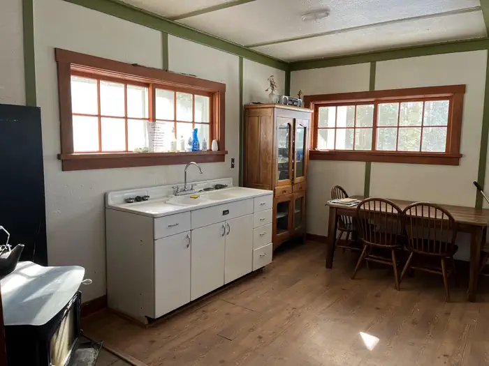 TROUT CREEK GUARD STATION photo 3